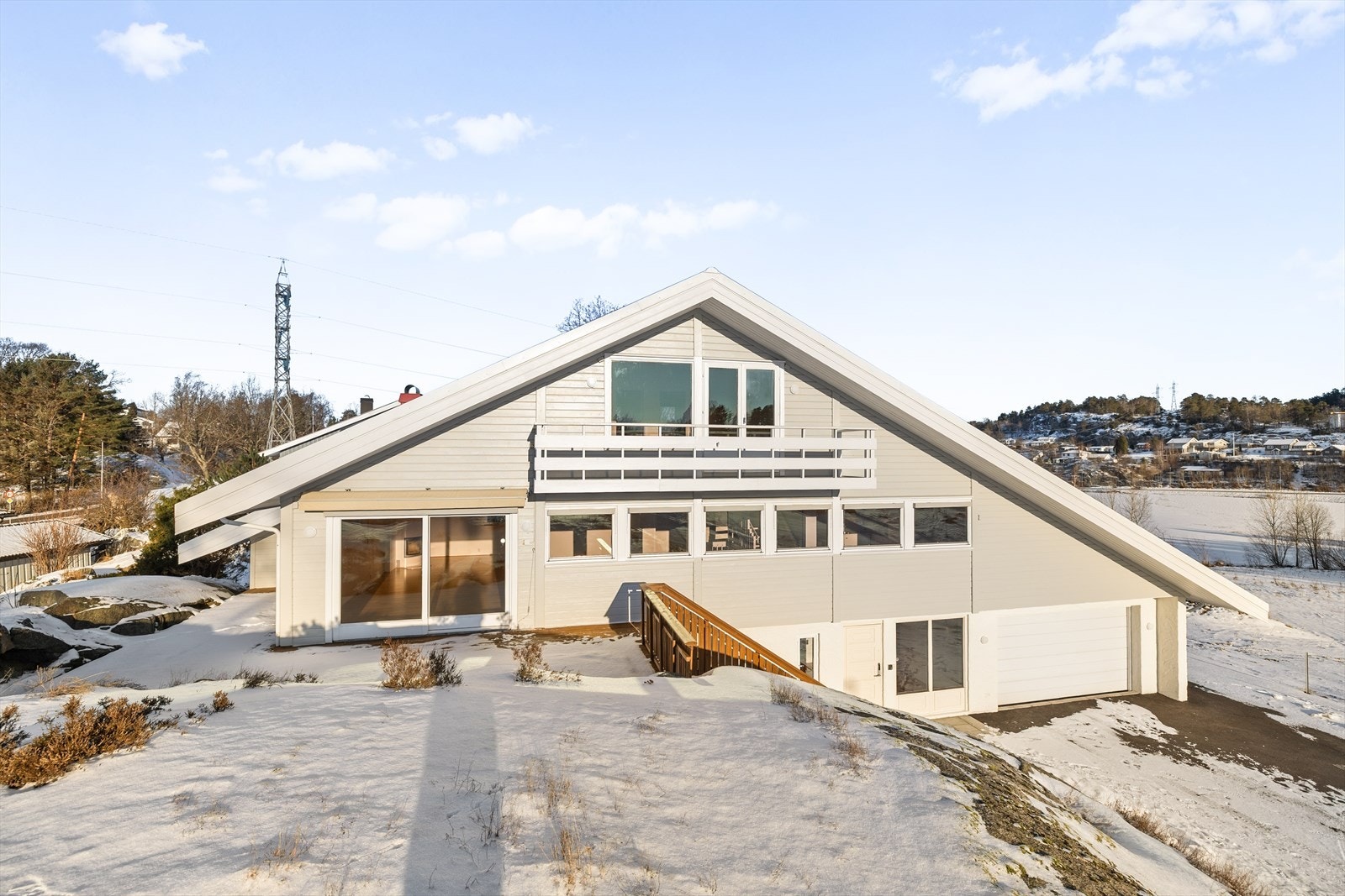 Eiendommen har en særdeles attraktiv og sentral beliggenhet på populære Vesterøya - et område som kombinerer det beste av sjønær idyll og familievennlig nærmiljø. Galleribilde