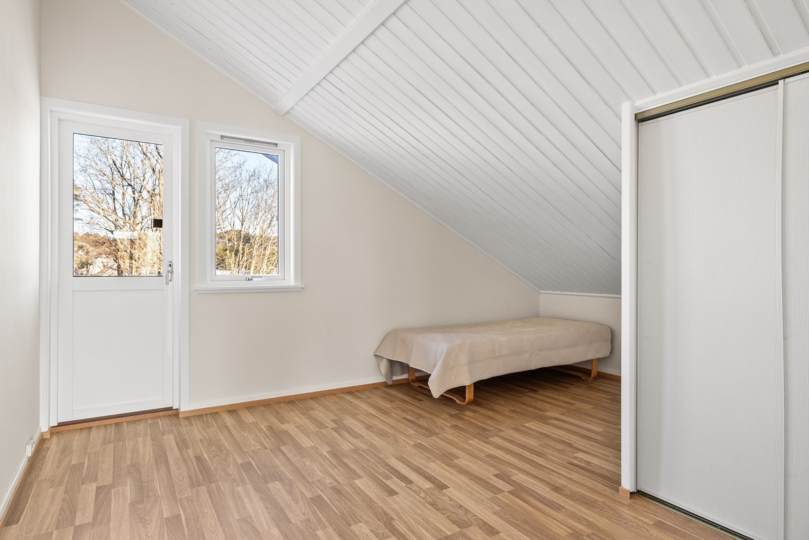 Her er det plass til både seng og garderobeløsning, og rommenes utforming gjør dem velegnet som barnerom, gjesterom eller ungdomsrom. Galleribilde