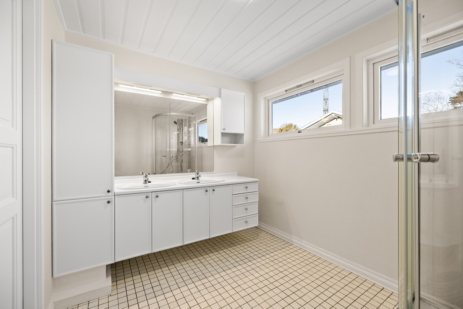 Baderommet har en funksjonell utforming og inneholder servant med innredning, wc og dusjkabinett. Dusjkabinettet ble skiftet i 2013, og toalettet er fornyet i 2022. På gulvet er det fliser, mens veggene er kledd med våtromstapet. Galleribilde