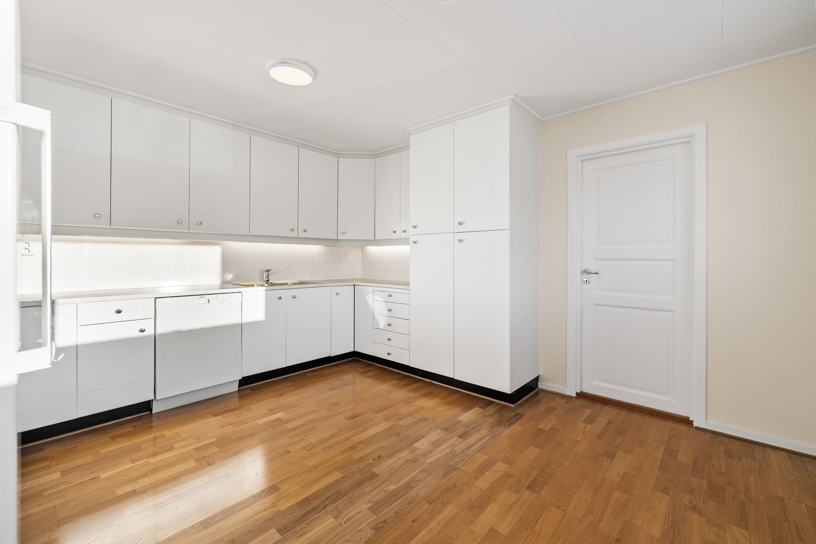 Kjøkkenet har god plass til spisebord, og rommets størrelse gjør det naturlig å samle familien til måltider og samtaler rundt bordet. Dette er et funksjonelt og romslig kjøkken som legger godt til rette for både matlaging og sosialt samvær. Galleribilde