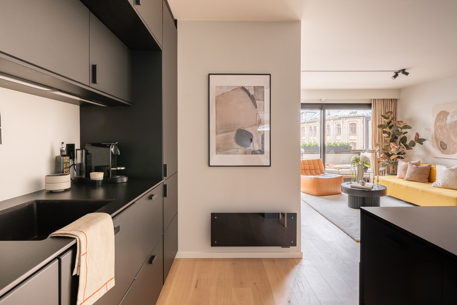 Dette er et sosialt kjøkken, ideelt for både hverdagsbruk og hyggelige sammenkomster! Galleribilde