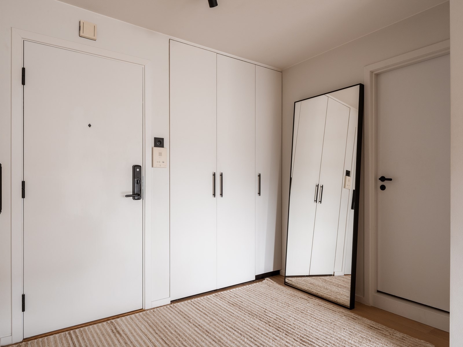 Så her er det gode løsninger for mye oppbevaring i boligen. I tillegg disponerer leiligheten en kjellerbod på ca. 3 m². Galleribilde