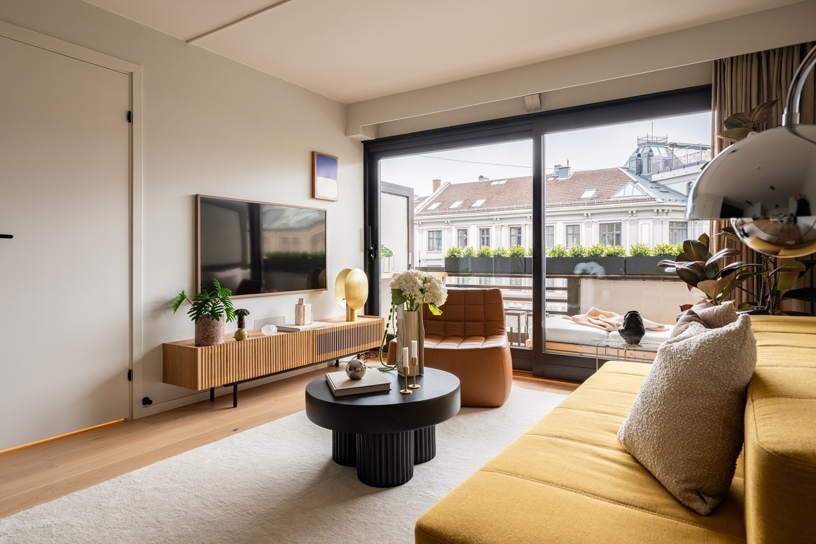 Leiligheten ligger i 2. etasje men boligen vender ut mot 4.etg. Her ligger alt til rette for en enkel hverdag, med heis, garasjeleie og en flott balkong som vender mot hyggelige omgivelser. Galleribilde