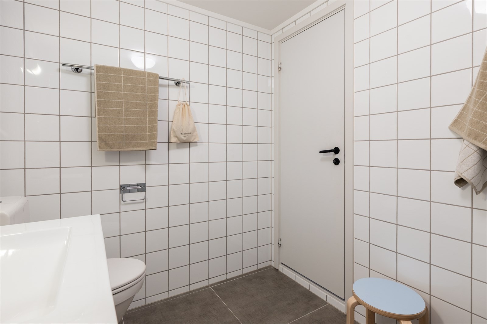 På gulvet ble det lagt ny smøremembran og nye gulvfliser i 2020 ifølge tidligere salgsoppgave. Galleribilde