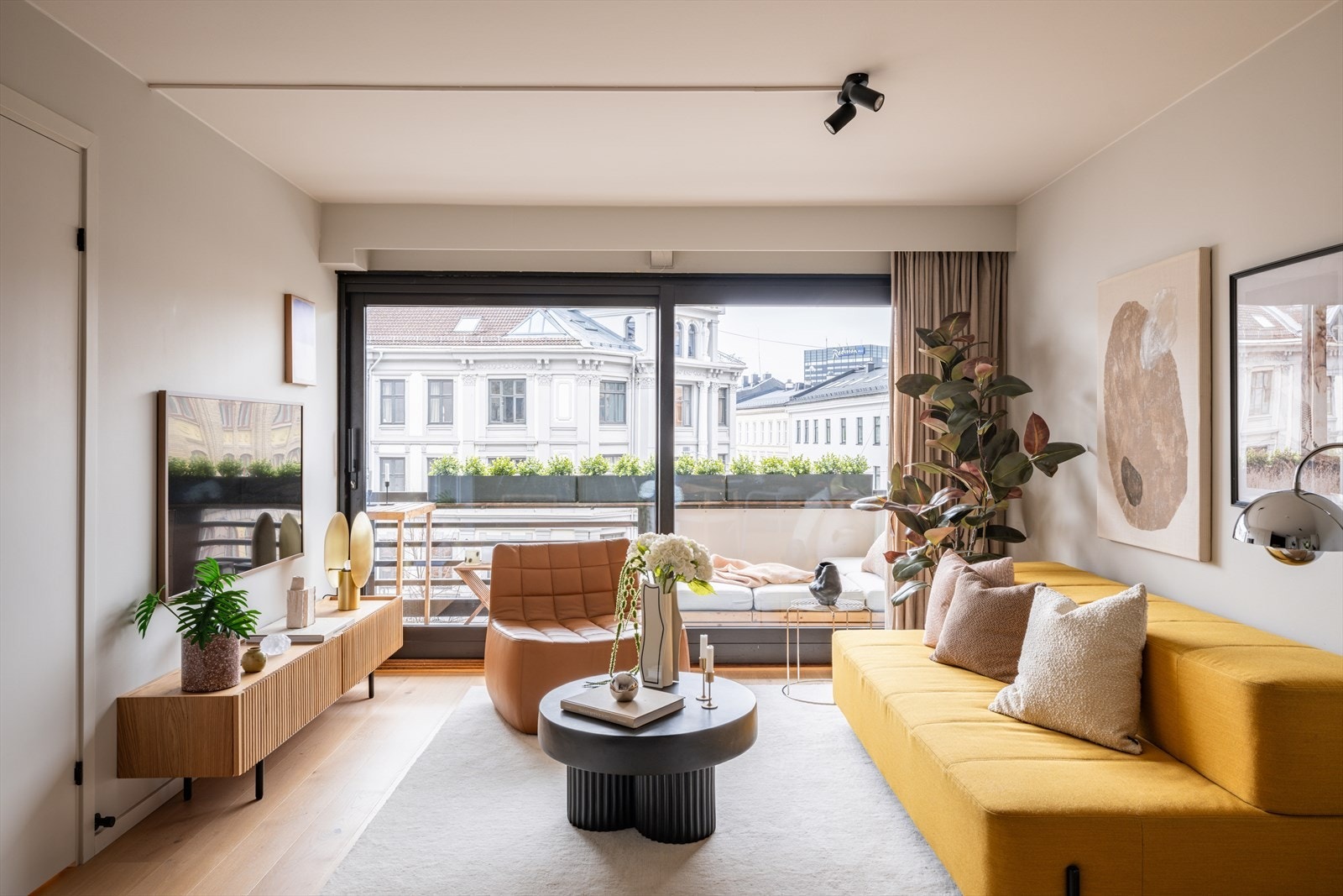 Den lyse og hyggelige stuen har store vindusflater som sikrer gode lysforhold og gir rommet en luftig atmosfære Galleribilde