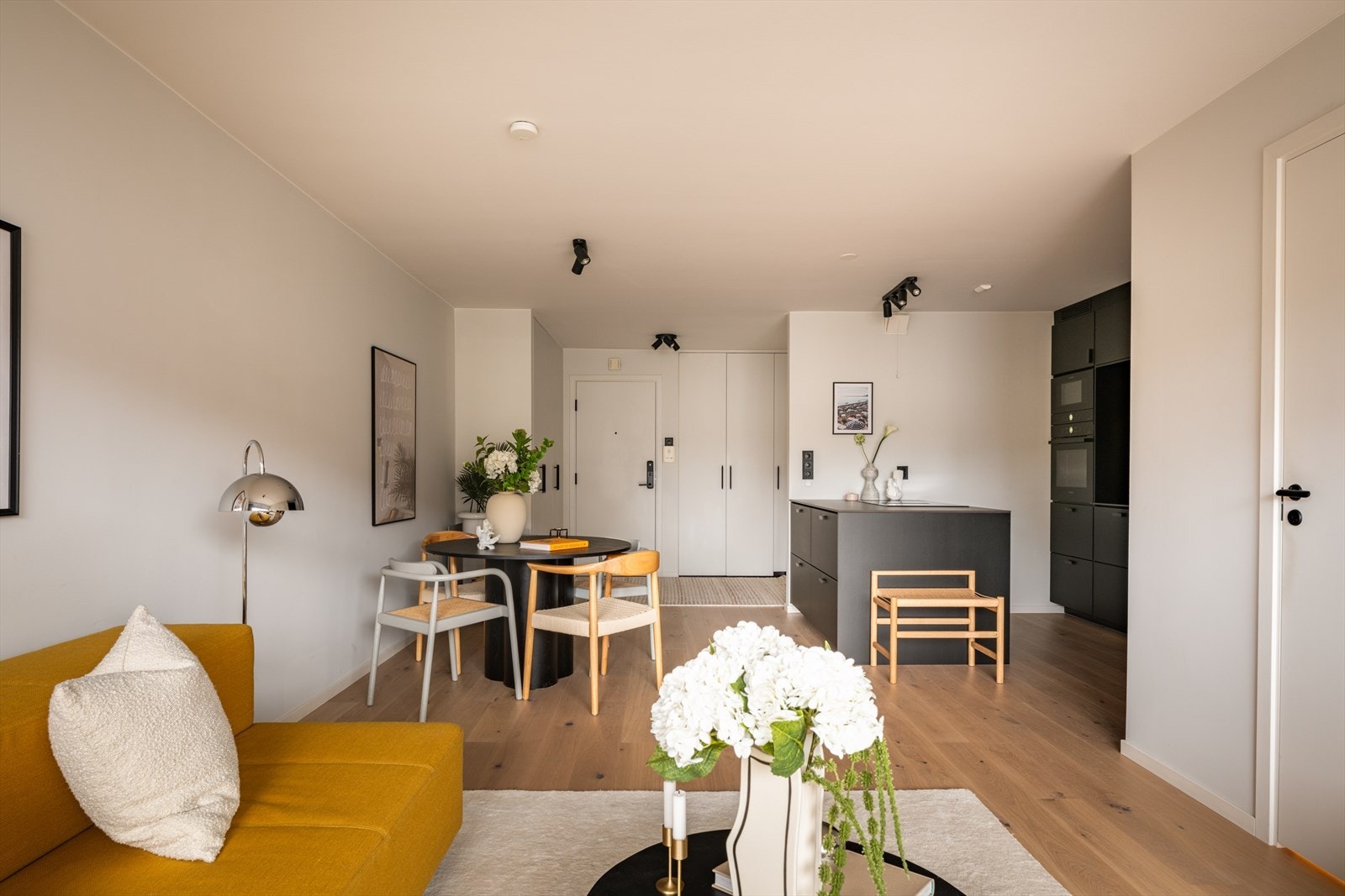 Stuen og kjøkkenet ligger i en åpen og sosial planløsning, noe som skaper et inviterende oppholdsrom Galleribilde