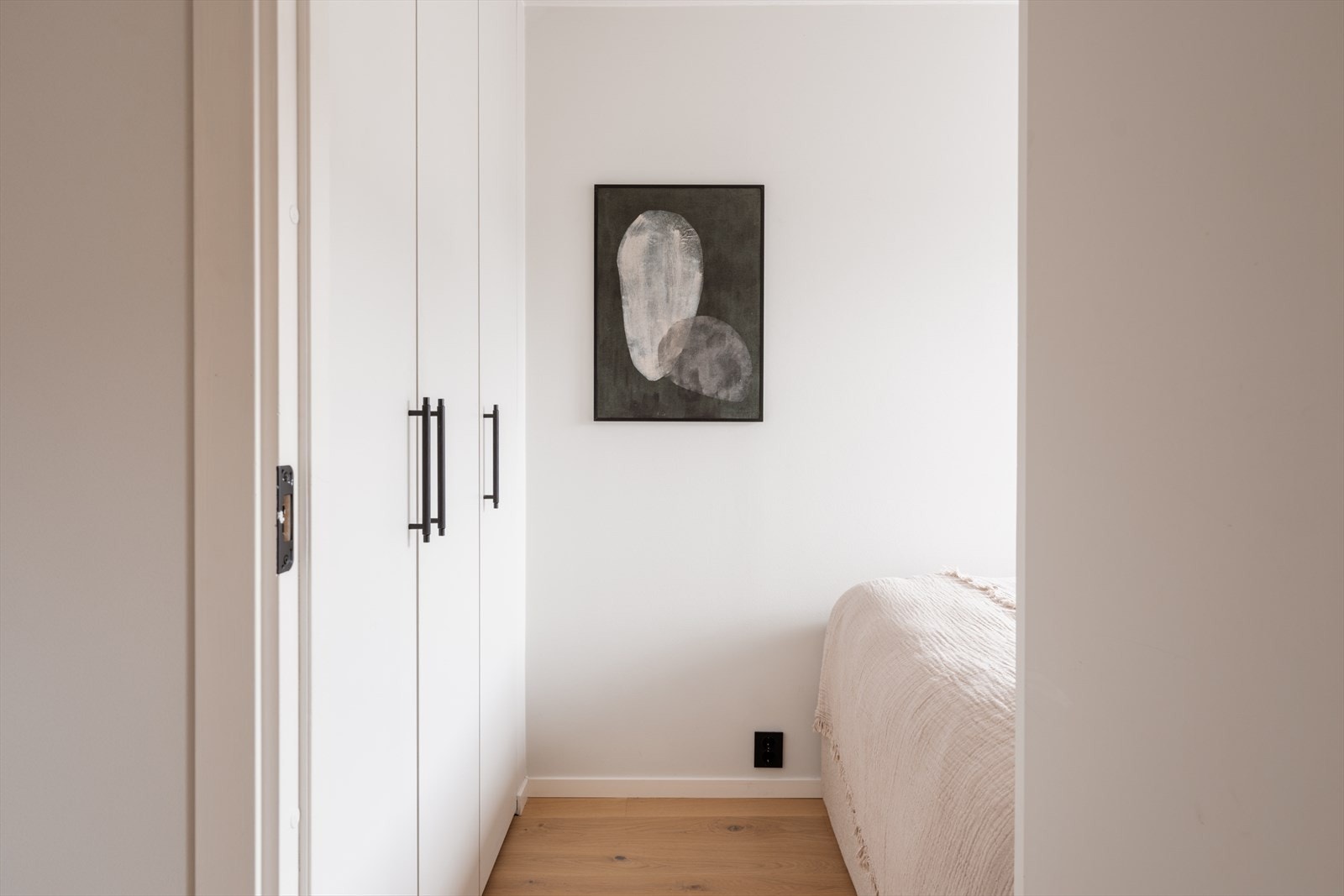 Stort garderobeskap gir rikelig med oppbevaringsplass. Garderobeskapet her er også innbygget slik som i entréen. Galleribilde