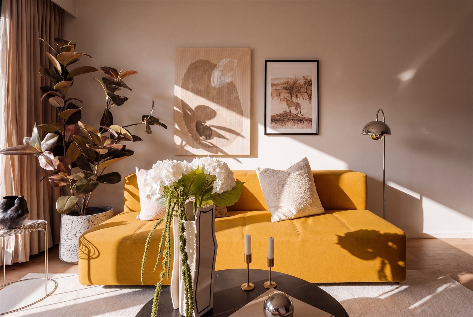 Alle overflater er malt i en nydelig fargetone, som skaper en lys og harmonisk atmosfære og gjør det enkelt å innrede etter eget ønske. (Solen er illustrert, avvik kan forekomme) Galleribilde