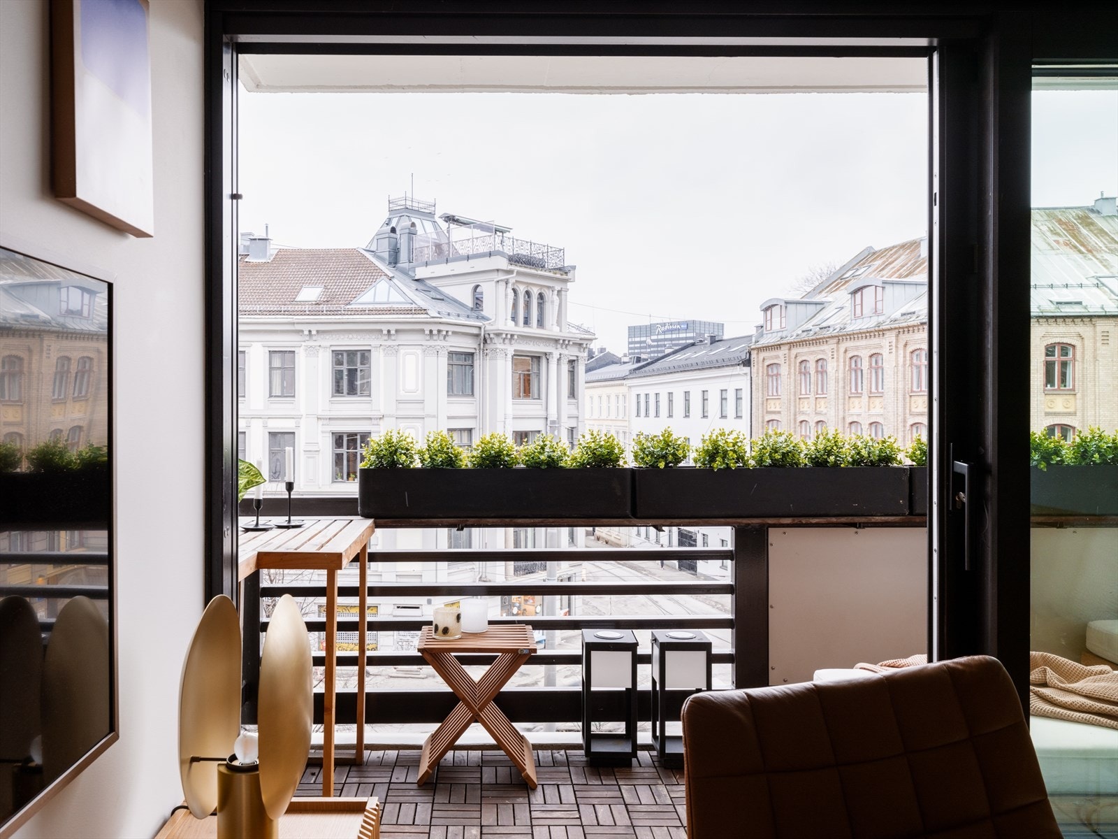 Store vindusflater og den store skyvedøren skaper en naturlig forlengelse av rommet. Galleribilde