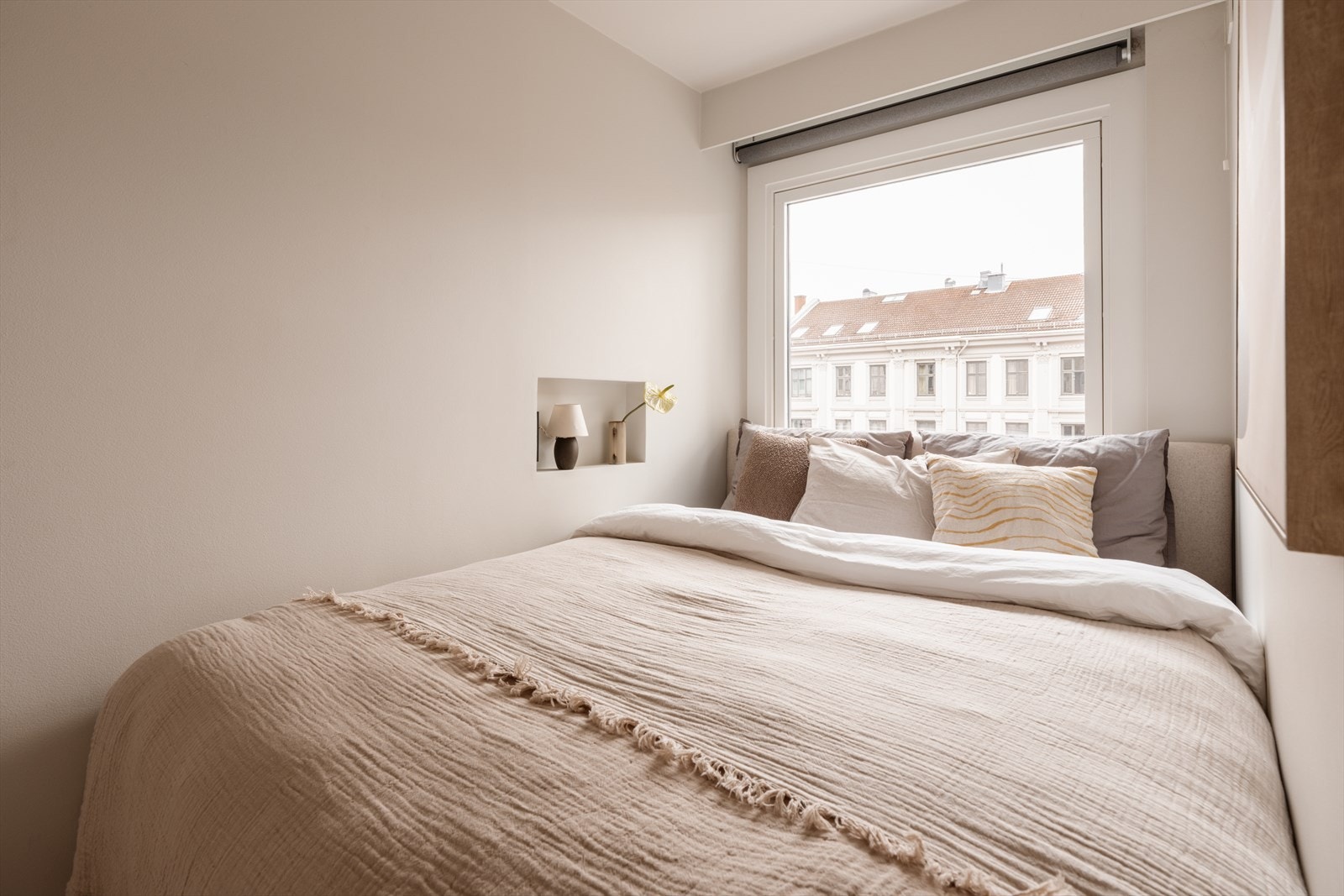 Innbyende soverom med plass til 160 cm seng og garderobeskap. En flott innebygd hylle gir plass til nattbordslampe. Galleribilde