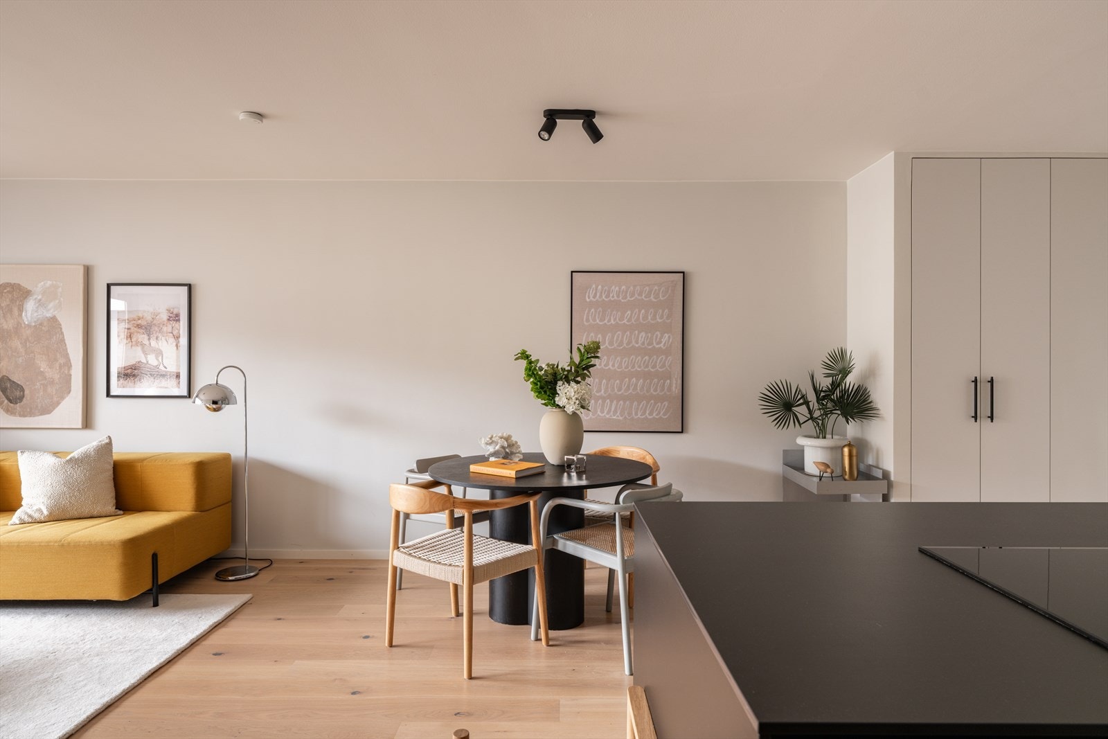 Det er god plass til å samles rundt spisebordet for en hyggelig middag. Om man ønsker så er det god plass for et stort spisebord. Galleribilde