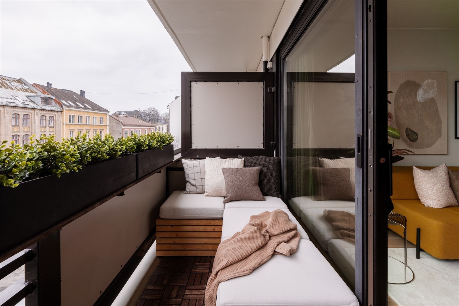 Balkongen er på 5m² og byr på plass til utemøbler og planter. Galleribilde