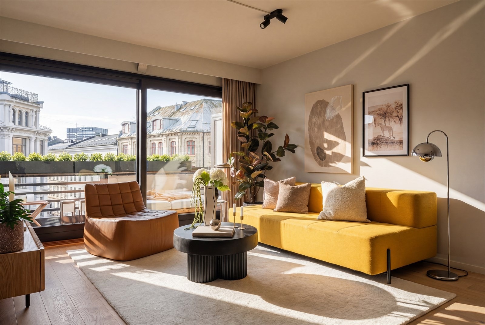 Boligen ble pusset opp i 2021 hvor det ble lagt vekt på en god planløsning for boligen. Det ble satt inn nytt kjøkken, nytt gulv, nytt el-anlegg og det ble etablert et soverom. (Solen er illustrert, avvik kan forekomme) Galleribilde