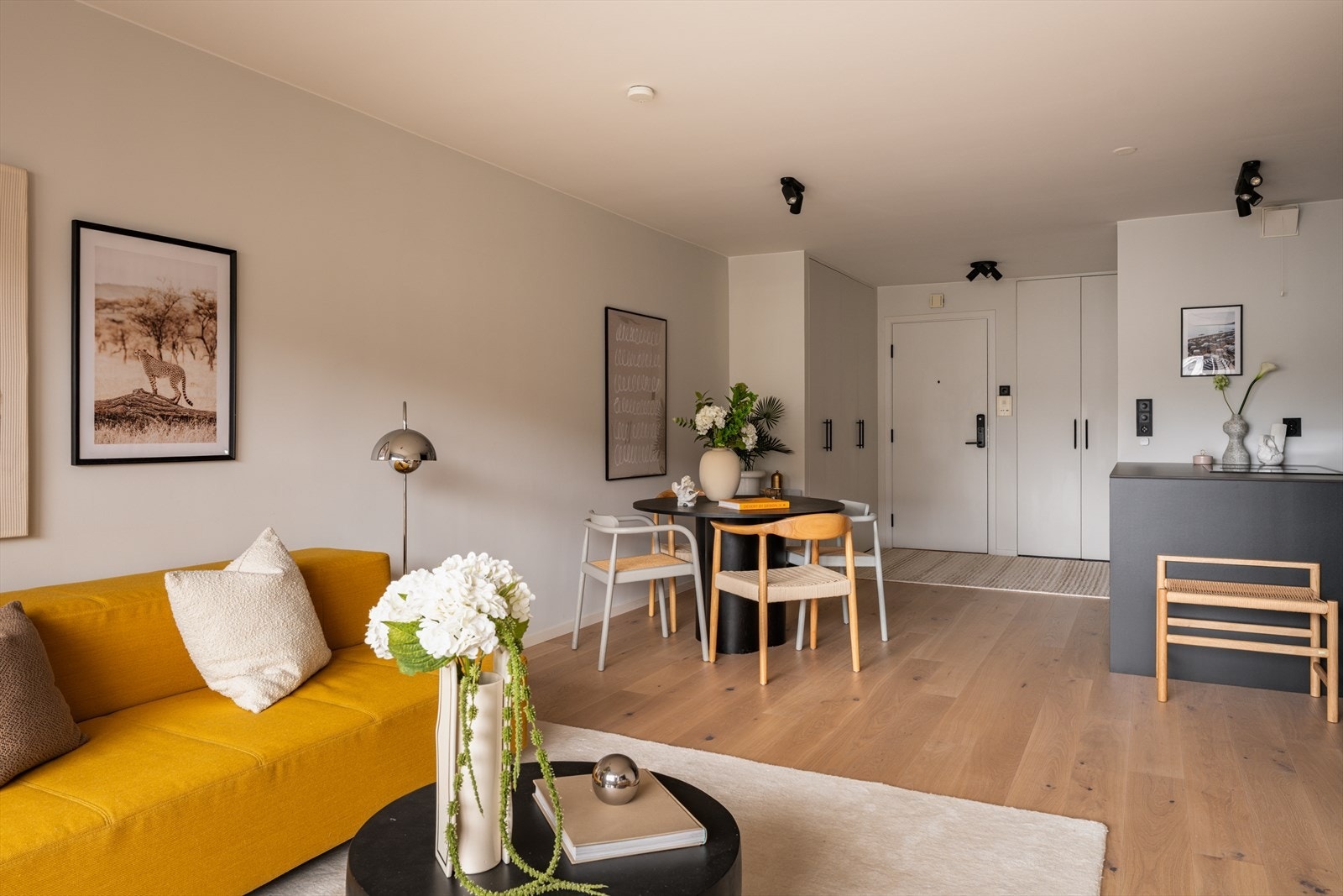 Den fine planløsningen gjør det enkelt å innrede med sofa, TV-møbler, spisebord og øvrig møblement Galleribilde