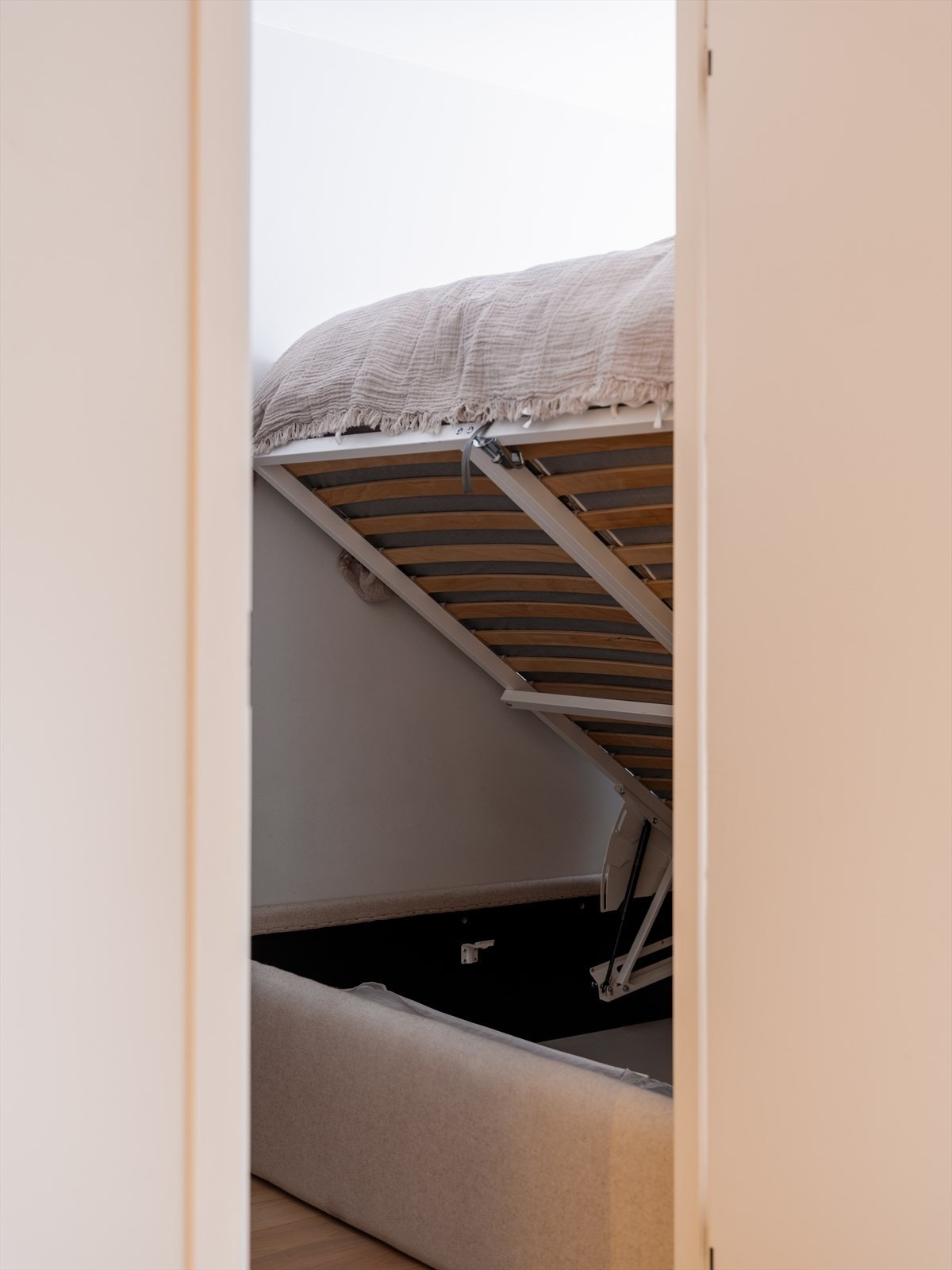 Her er plassen godt utnyttet med smarte løsninger, blant annet oppbevaringsplass under sengen Galleribilde