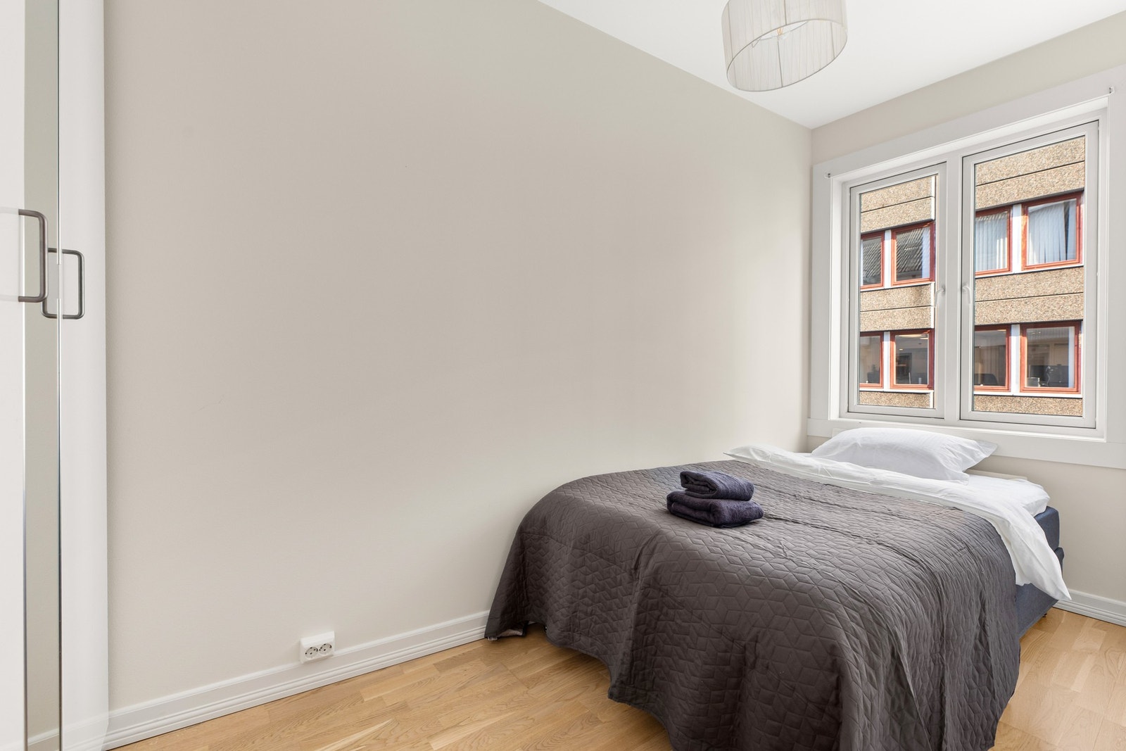 Soverom 2 med plass til seng og garderobeskap Galleribilde