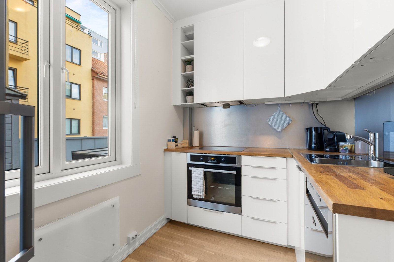 Praktisk og stilrent kjøkken med gode skapløsninger, integrerte hvitevarer og rikelig benkeplass. Galleribilde