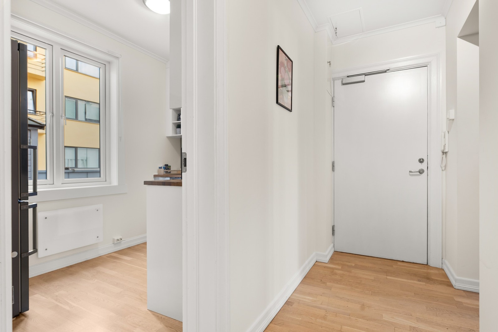 Lys og ryddig entré med enkel adkomst til kjøkken og øvrige oppholdsrom. Galleribilde