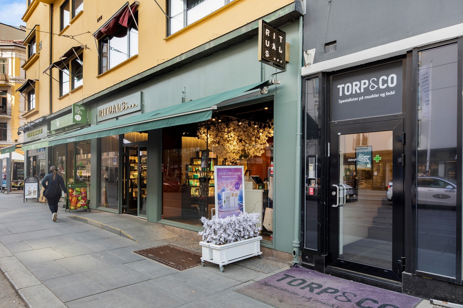 Umiddelbar nærhet til butikker, serveringssteder og servicetilbud rett utenfor døren. Galleribilde