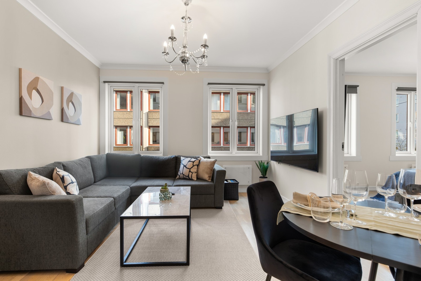 Romslig stue med åpen løsning mot spiseplass. Perfekte soner for både avslapning og sosialt samvær. Galleribilde