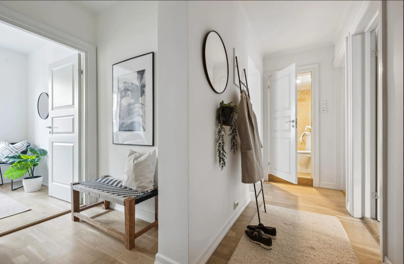 Romslig entrè/gang med muligheter for å henge fra seg yttertøy og sko. Galleribilde