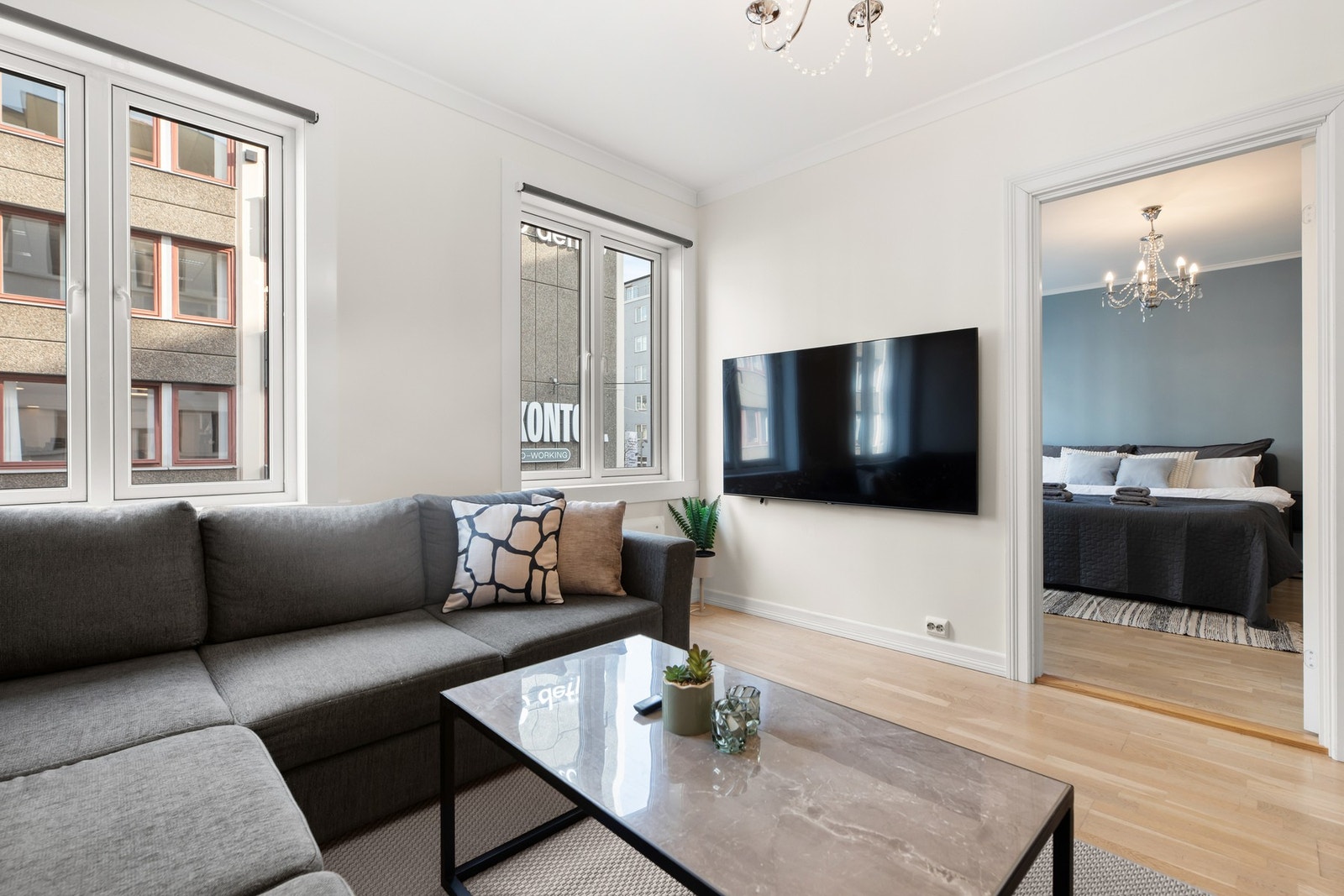 Stue med gode lysforhold og naturlig flyt mellom rommene. Galleribilde