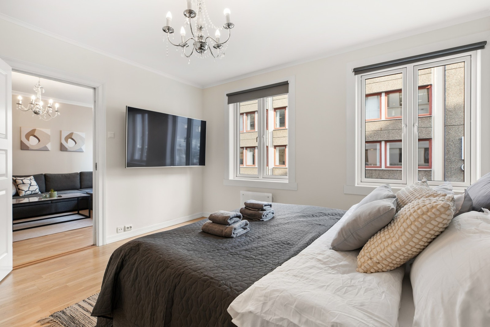 Stort hovedsoverom med god plass til dobbeltseng, TV-løsning og møblering etter behov. Galleribilde