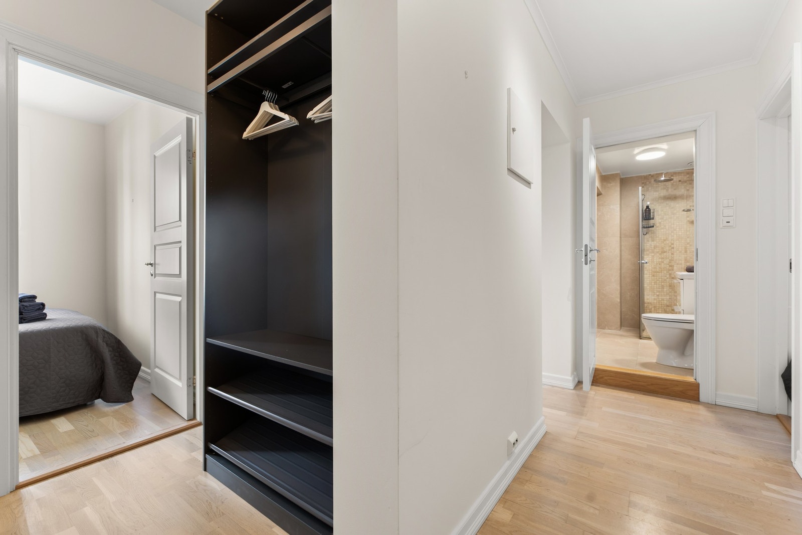 Entré/gang med god plass til oppbevaring og adkomst til leilighetens rom. Galleribilde