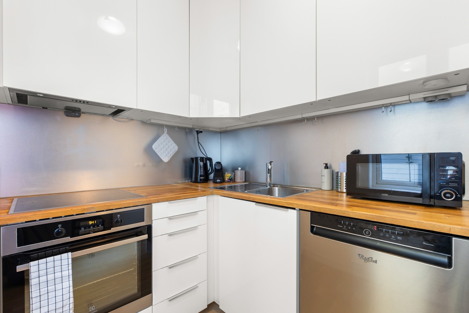 Kjøkken med moderne innredning og effektiv løsninger. Galleribilde