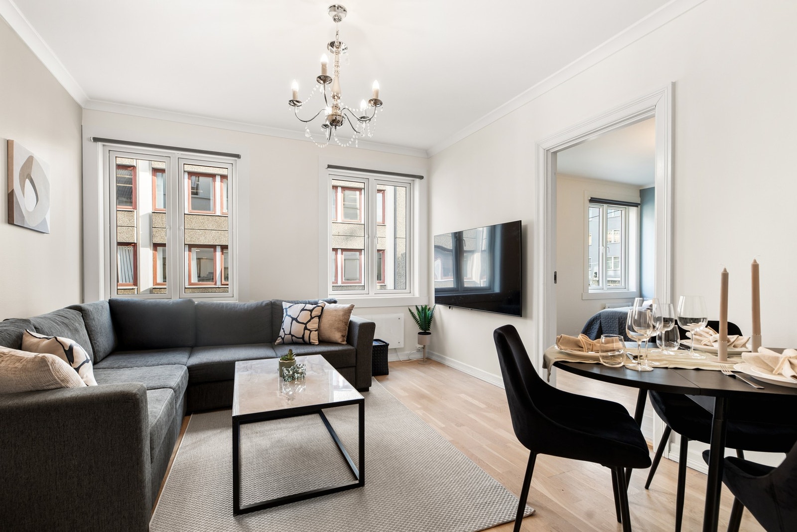 Nikolai Strickland har gleden av å presentere Bogstadveien 29. En gjennomgående og lys 5-roms leilighet med moderne standard. Foto: Kim-David Eriksen Galleribilde