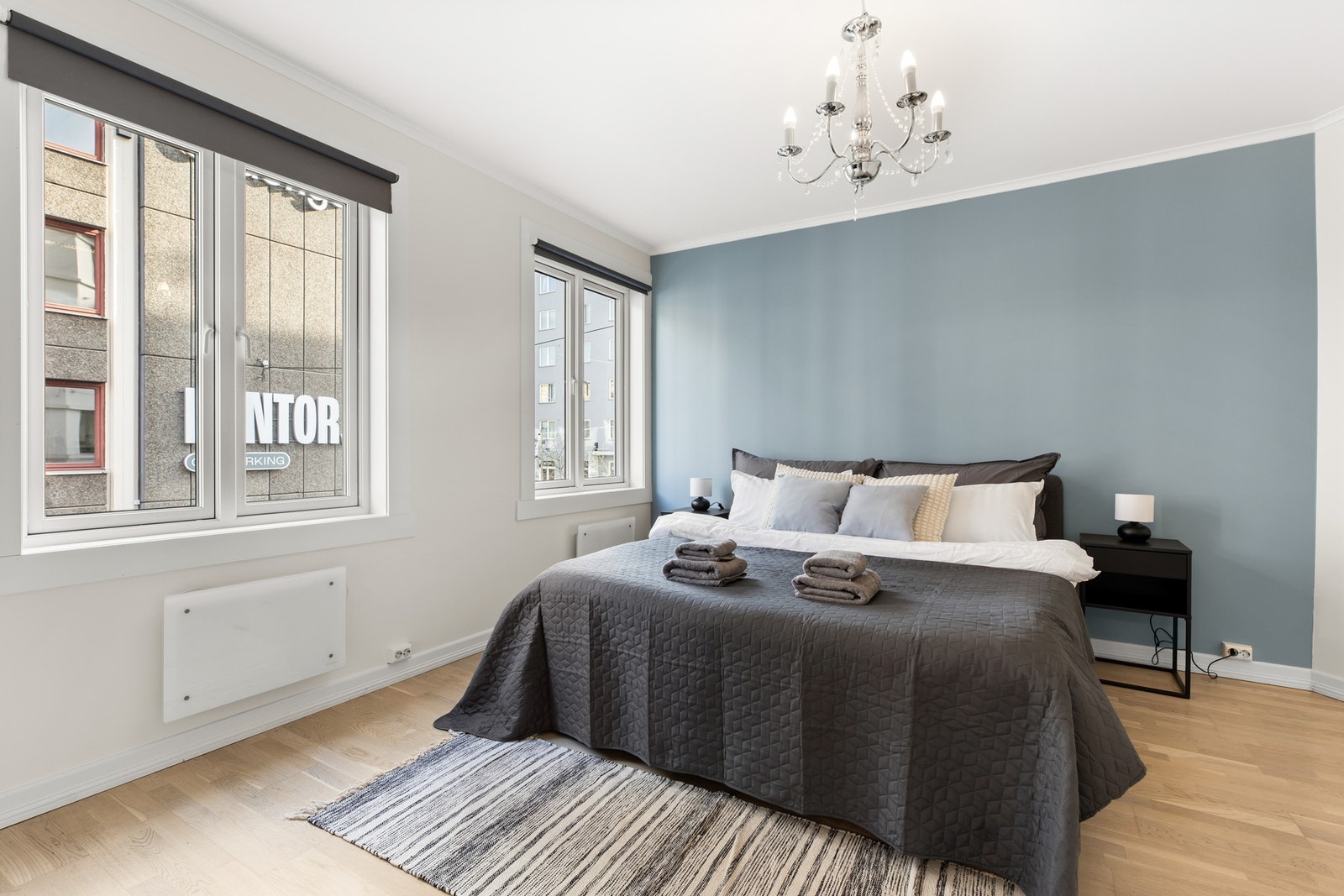 Lyst og innbydende soverom med plass til dobbeltseng og nattbord. Store vindusflater gir godt med naturlig lys. Galleribilde