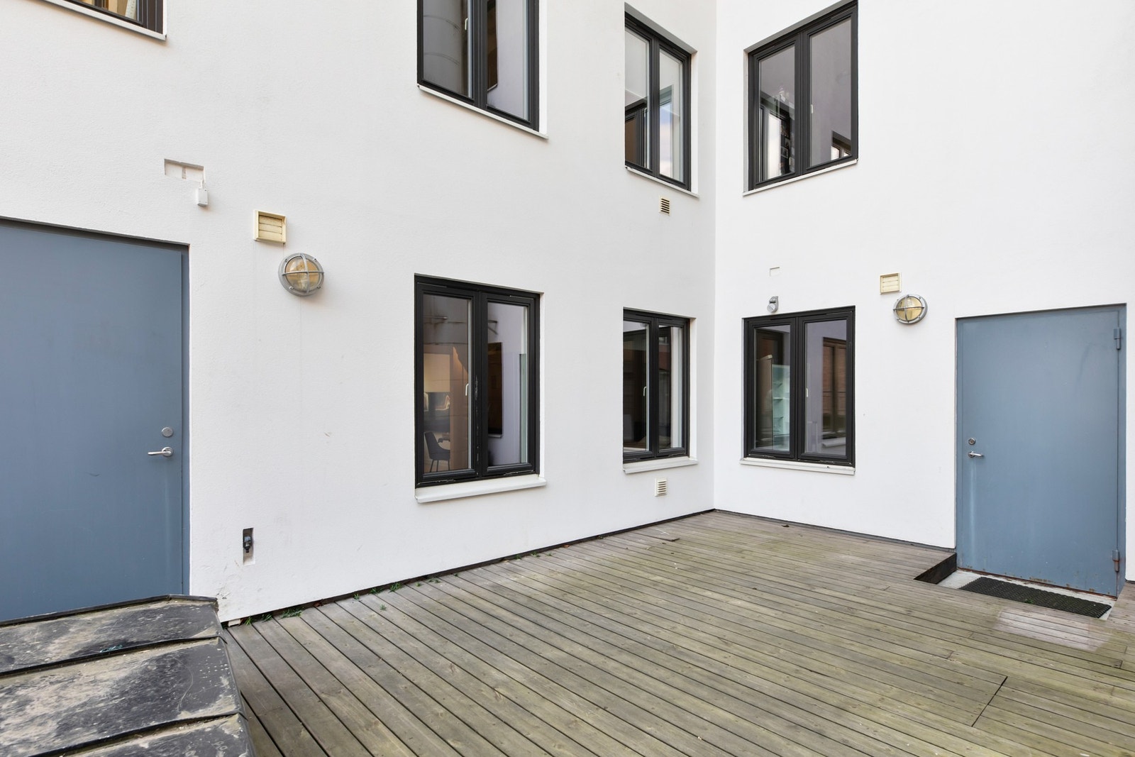 Skjermet og rolig bakgård med felles uteareal. Et fint pusterom midt i byen. Galleribilde