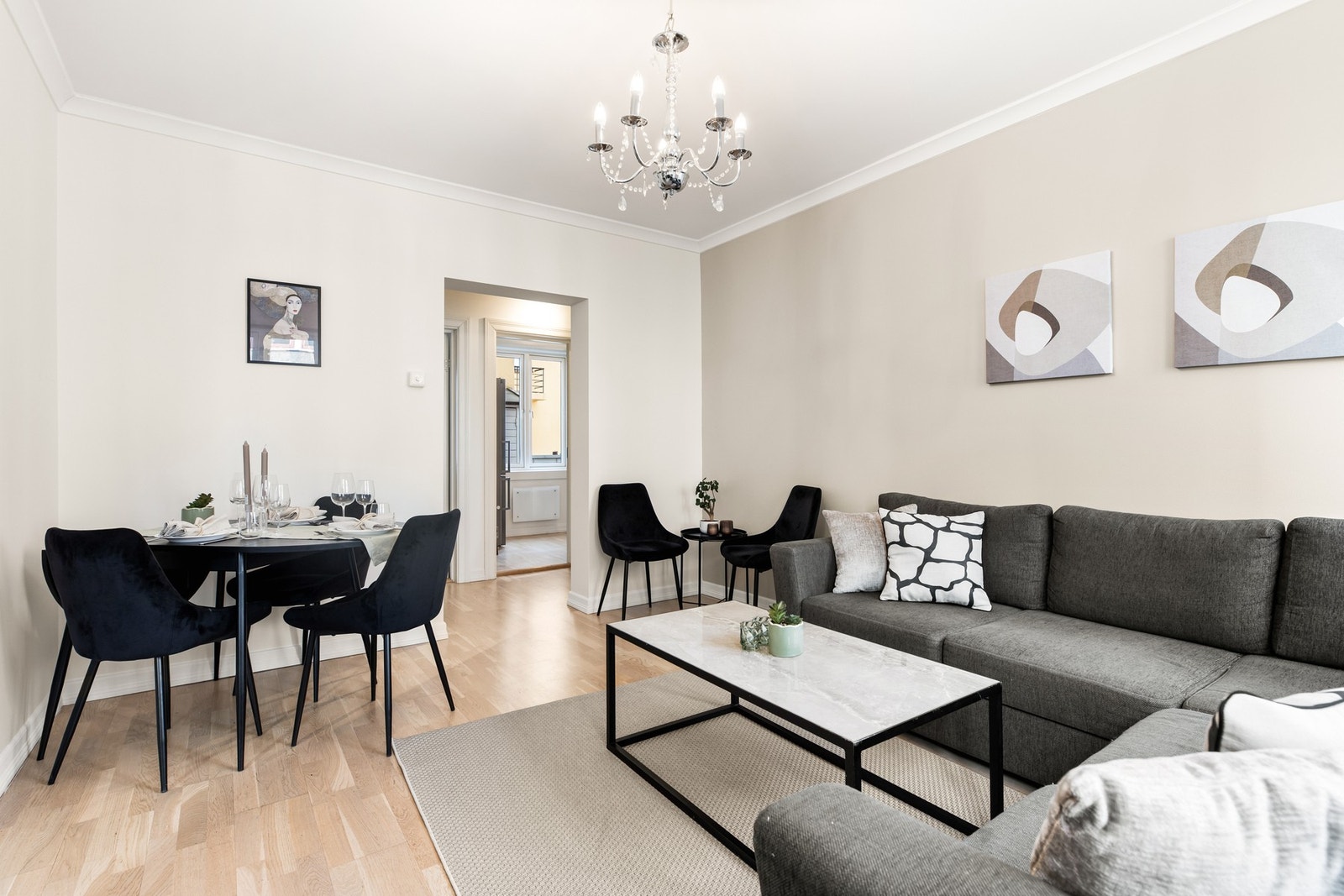 Spiseplass i tilknytning til stuen, med god plass til spisebord. Galleribilde