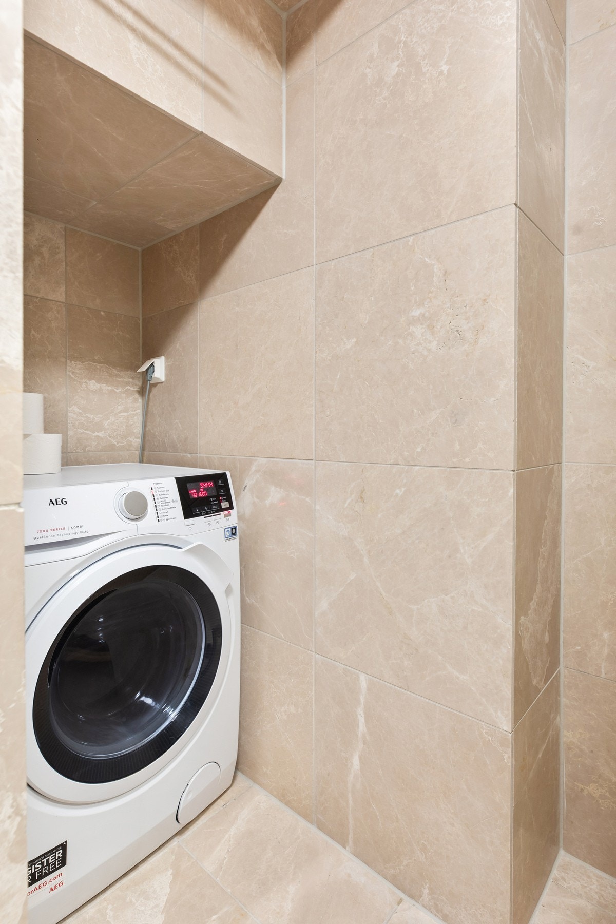 Praktisk nisje for vaskemaskin på badet. Plassbesparende og funksjonell løsning. Galleribilde