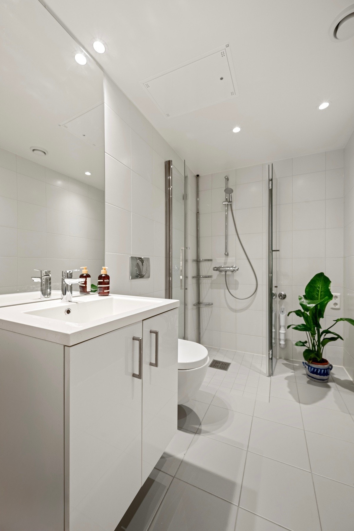 Det er opplegg for vaskemaskin, noe som gjør hverdagen praktisk og funksjonell. Galleribilde