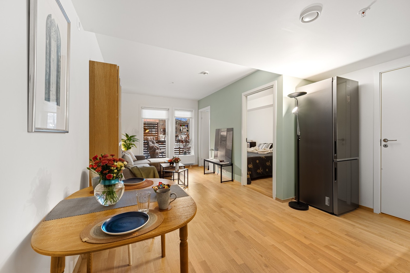 Overflater består av parkettgulv og malte vegger som skaper et moderne og tidløst uttrykk. Galleribilde