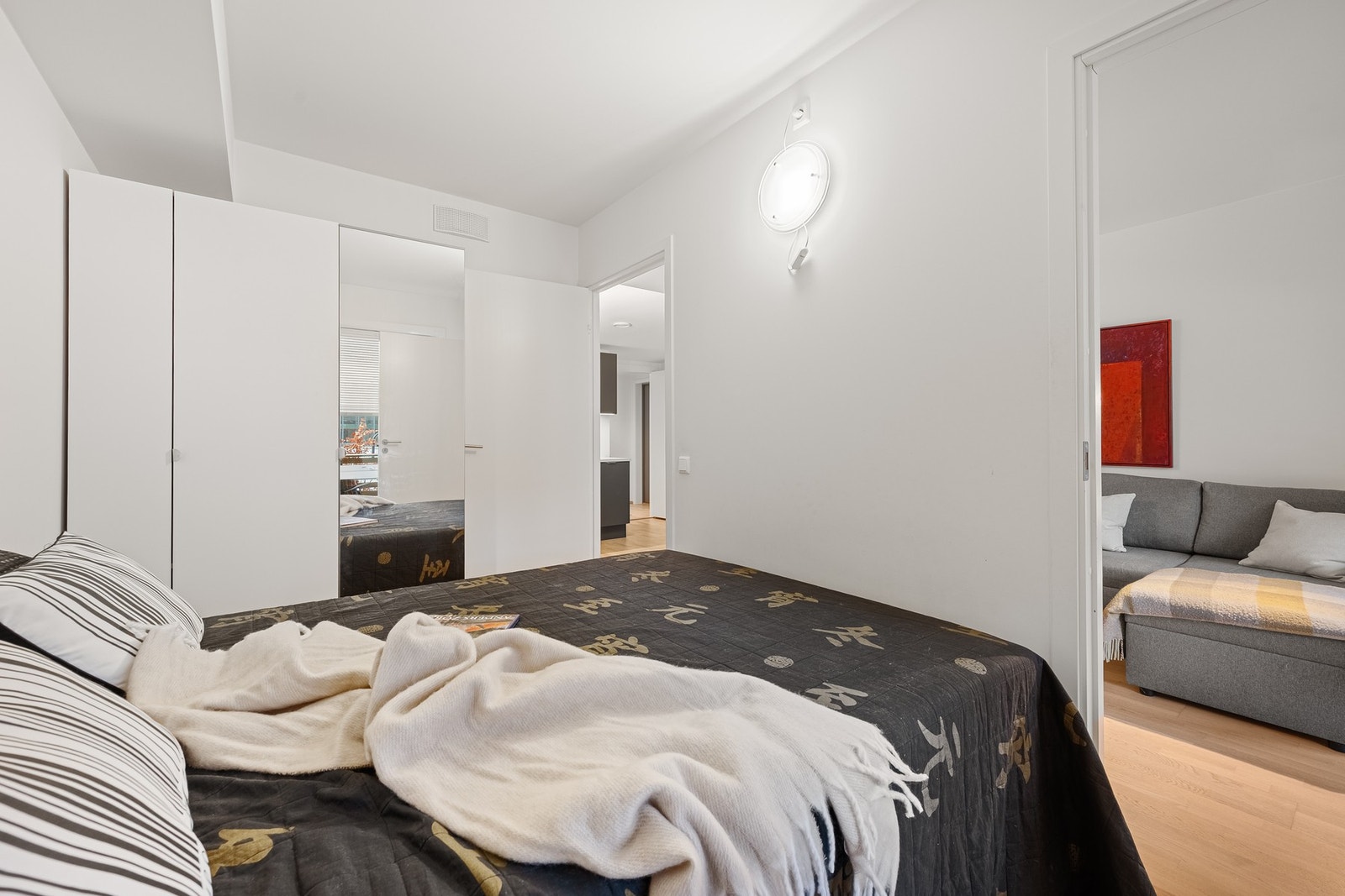 Praktisk garderobeskap følger med, og gir svært god oppbevaringsplass. Galleribilde