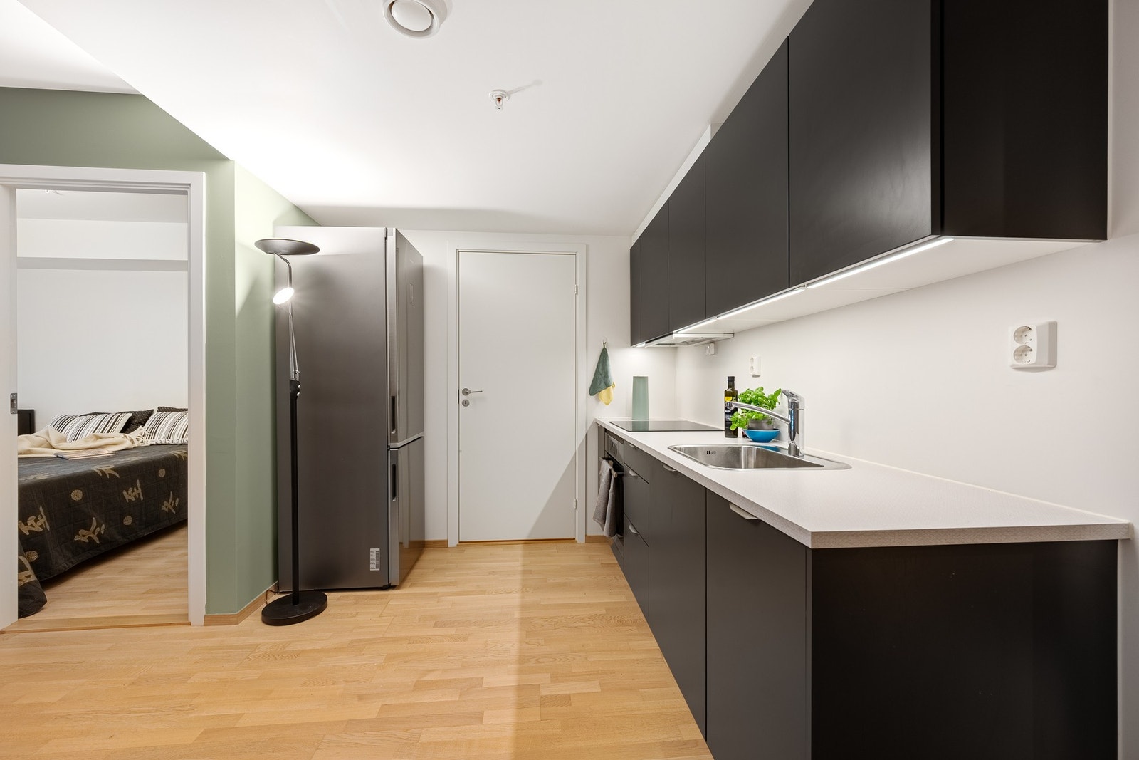 Det er installert både komfyrvakt og automatisk vannstoppesystem for økt sikkerhet. Galleribilde