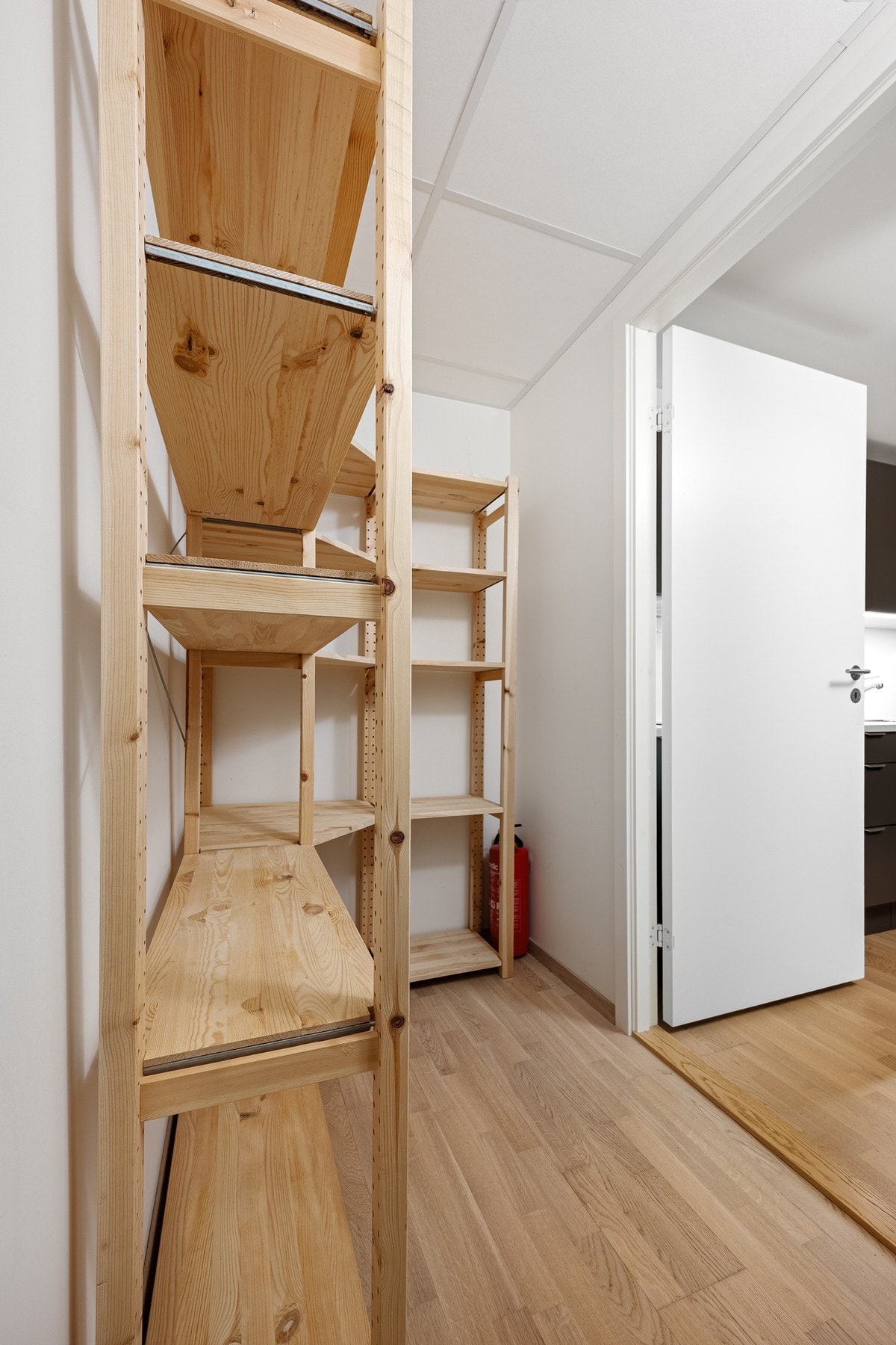 Boligen har en praktisk innvendig bod samt en bod på ca 5 m², som befinner seg utenfor leiligheten. Galleribilde