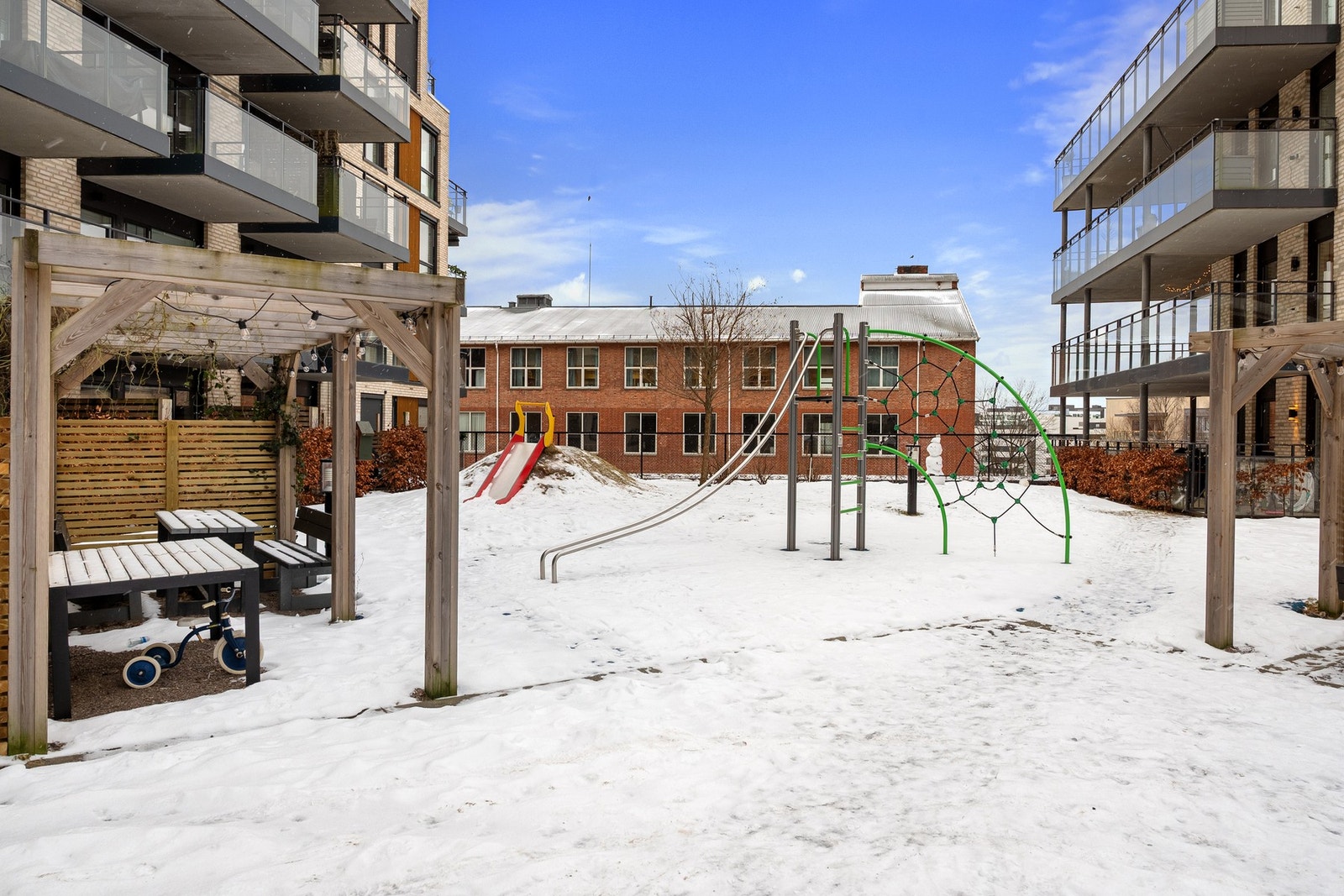 Ensjø er i sterk utvikling med hyggelige torg, parker og kafeer samtidig som du er kun få minutter fra sentrum. Galleribilde