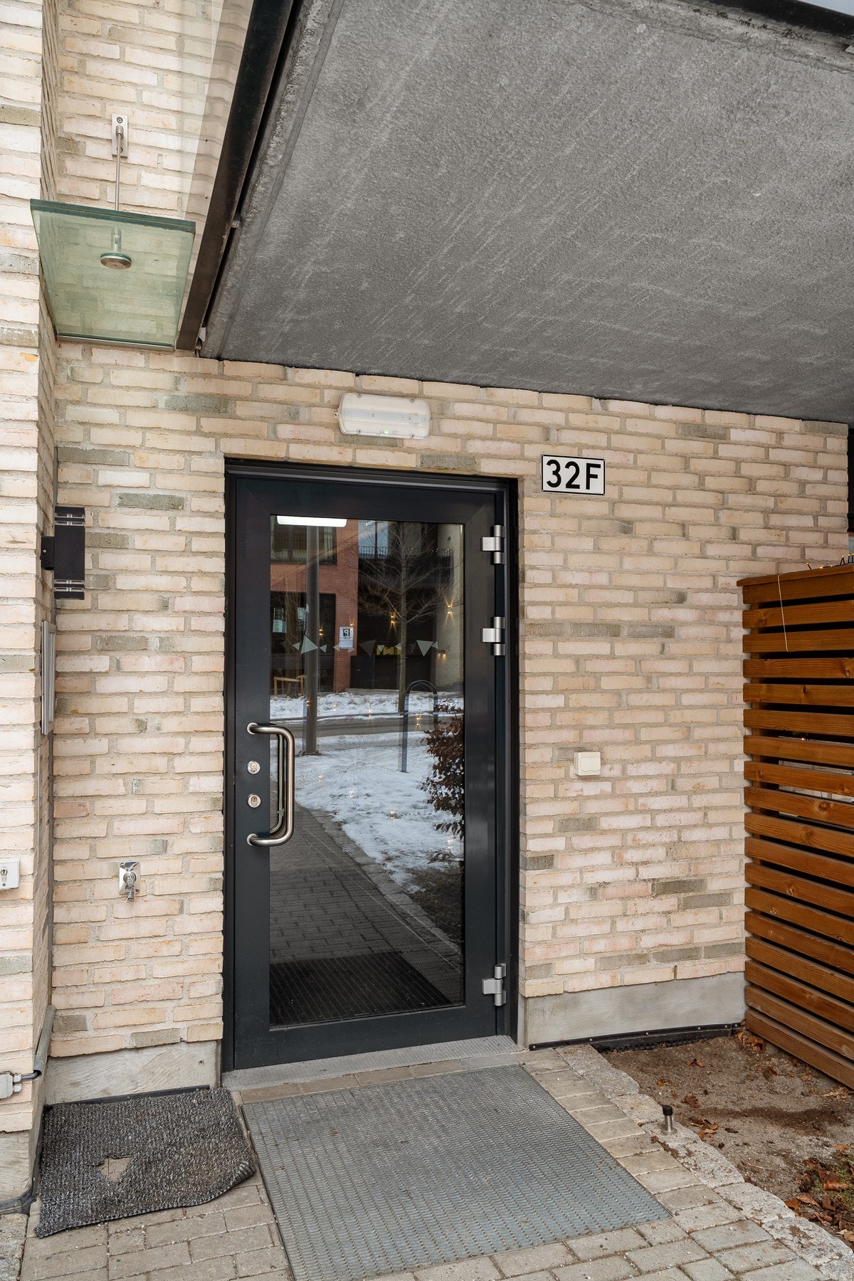 Inngangsparti med porttelefon som gir både trygghet og enkel adkomst Galleribilde