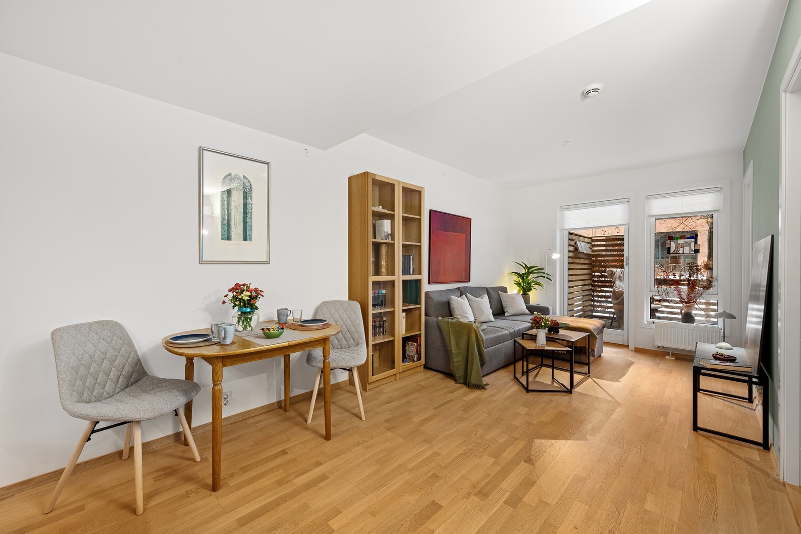 Den åpne planløsningen skaper en romslig og luftig atmosfære, med god plass til både spisebord og en komfortabel sittegruppe. Galleribilde