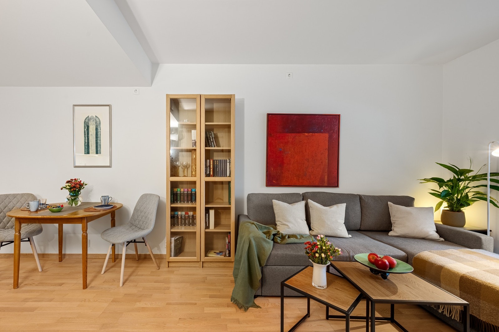 Boligen byr på åpen stue/kjøkkenløsning, soverom, innvendig bod, bad og en innbydende markterrasse som forlenger oppholdsrommet. Galleribilde