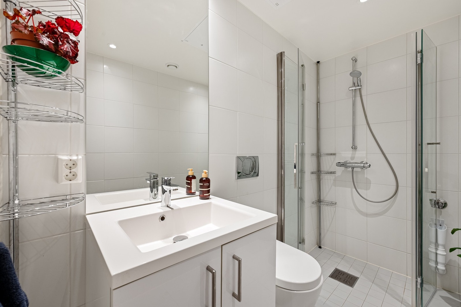 Lekkert baderom med behagelig vannbåren gulvvarme og innfelte spotter i taket. Galleribilde