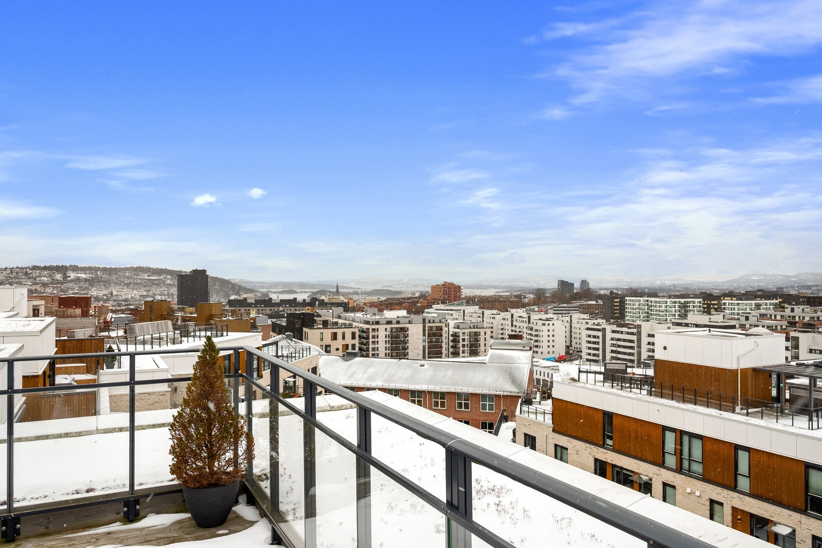 Borettslaget kan friste med en romslig og solrik felles takterrasse, perfekt for både avslapning og sosiale sammenkomster. Galleribilde
