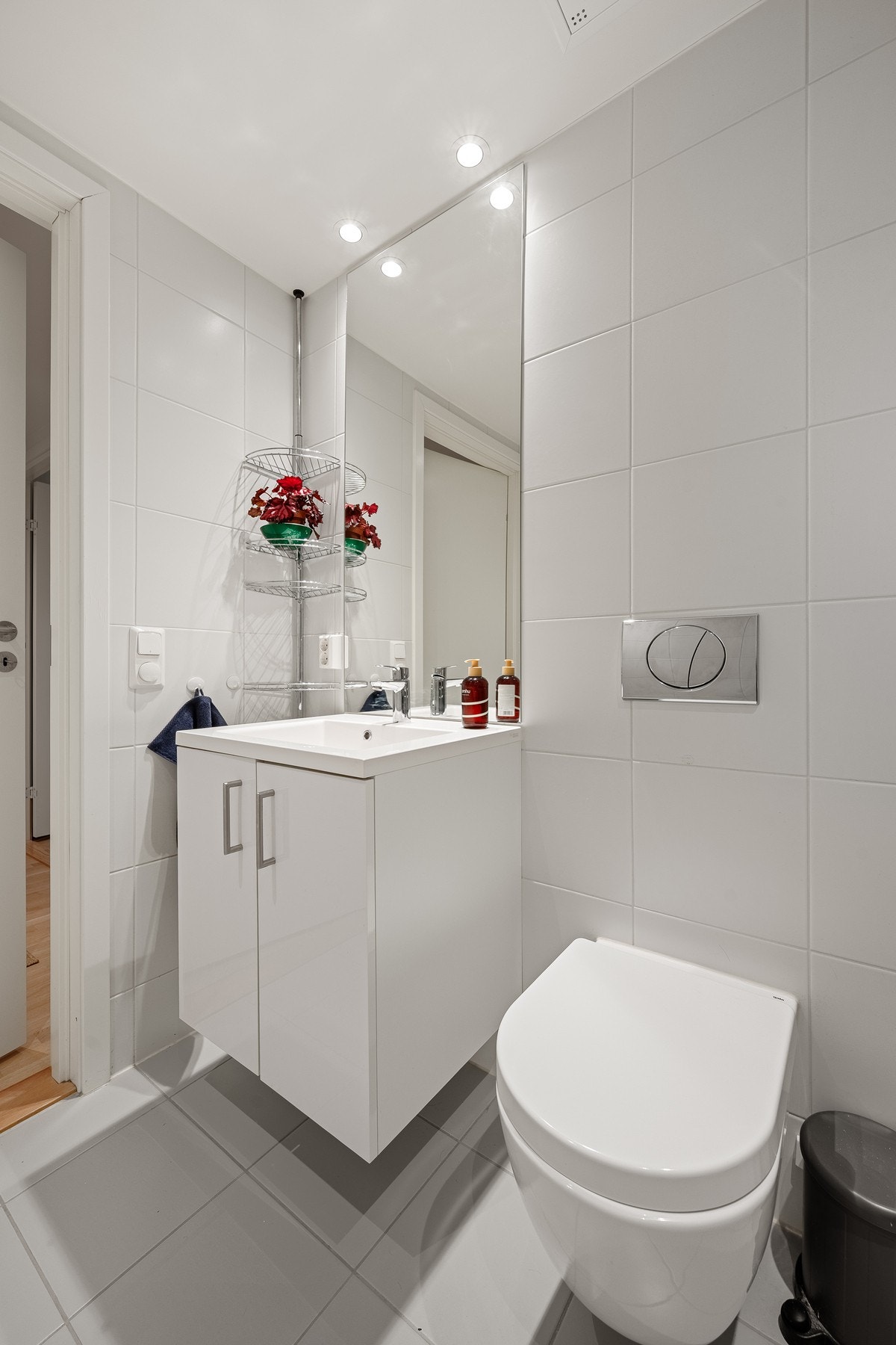 Badet er utstyrt med vegghengt toalett, dusjnisje og servant. Galleribilde