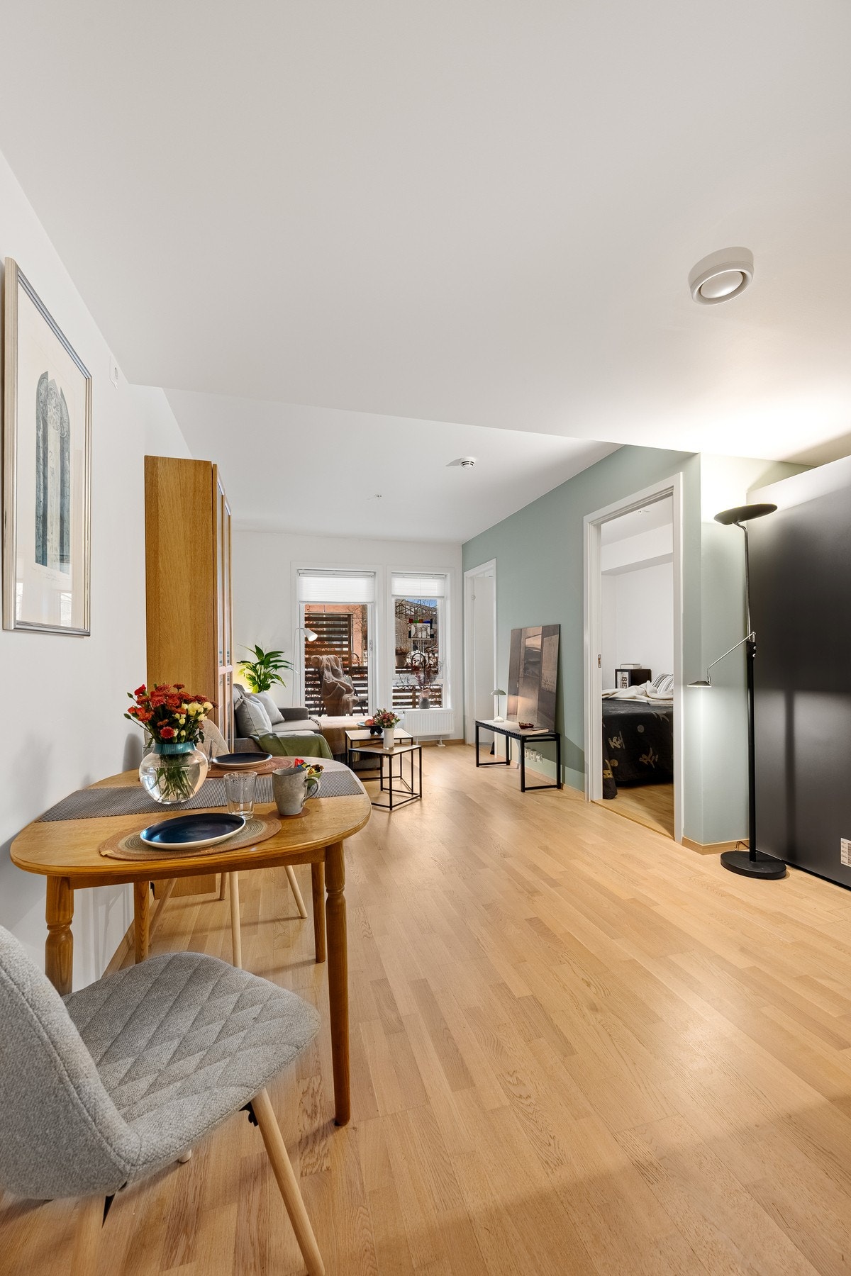 Felleskostnadene inkluderer a-konto fjernvarme, varmtvann og internett, noe som gir forutsigbare månedlige utgifter. Galleribilde