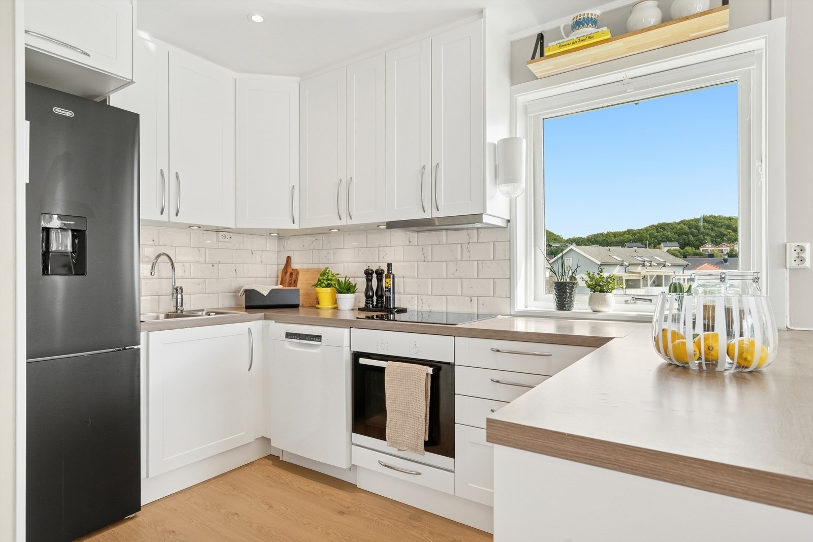 Åpen løsning mellom stue og kjøkken Galleribilde