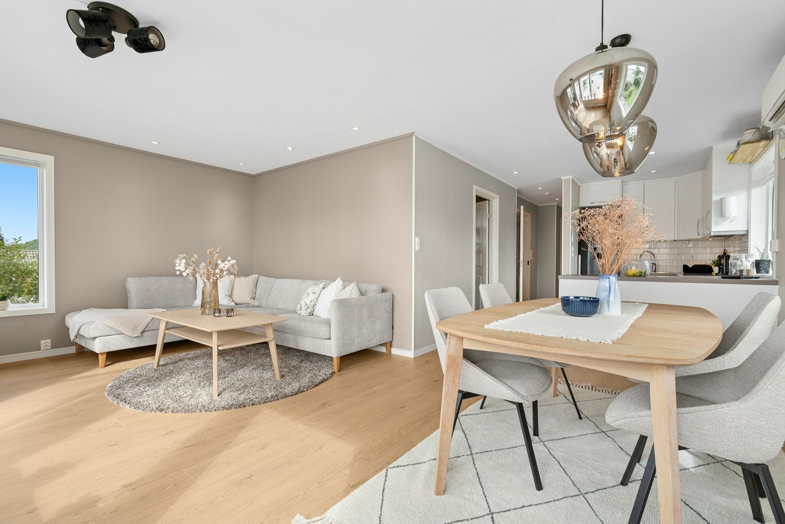 God plass til en hyggelig spisegruppe Galleribilde