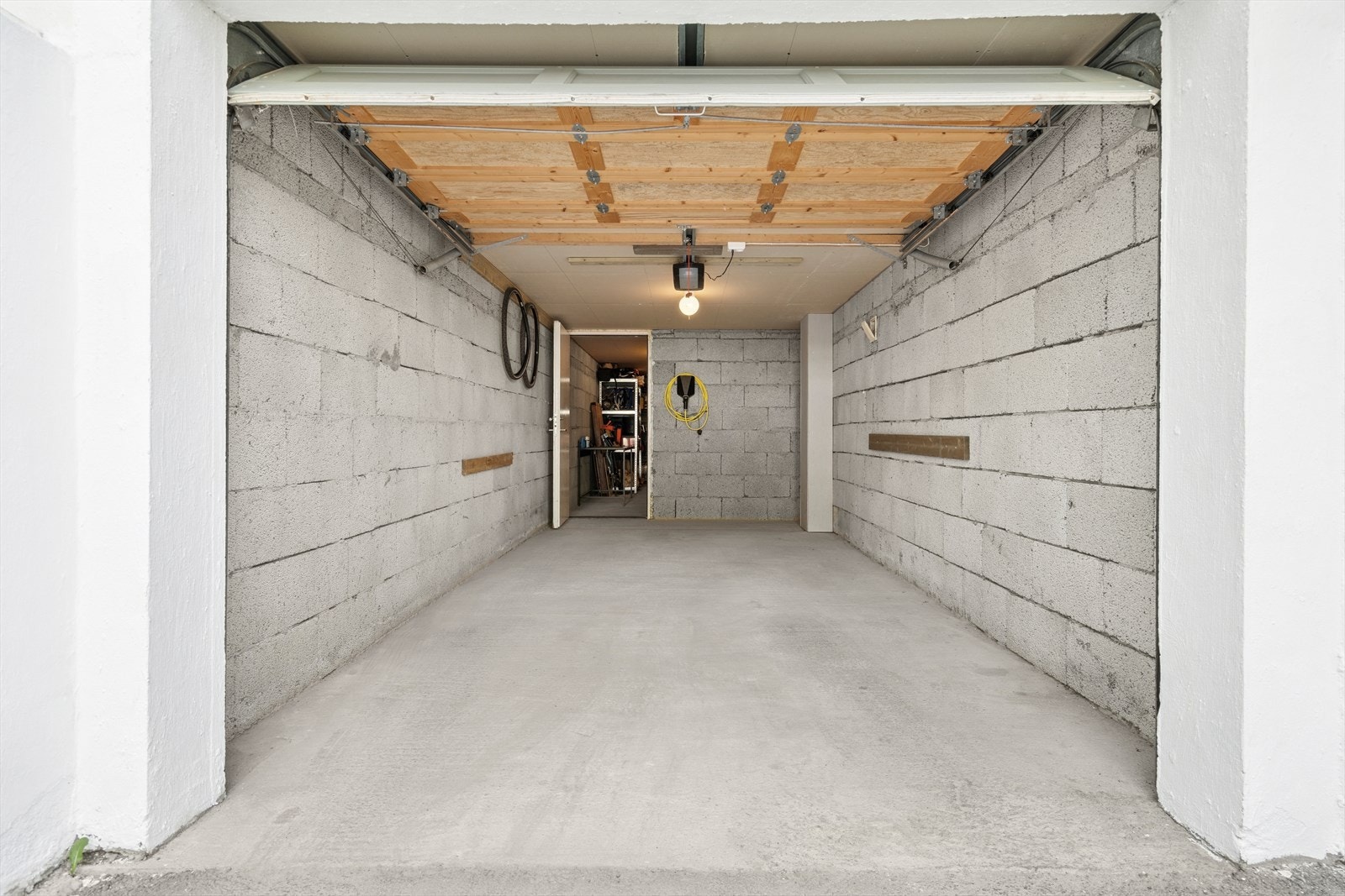 Garasje med elbillader Galleribilde